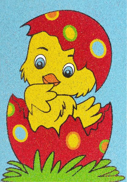 Csibe homokkép sablon színes homokkal, kikelő csibét ábrázolva.