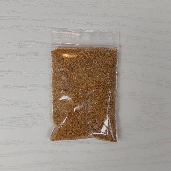 Dekorhomok okker in a plastic bag, grain size 0.4-0.8 mm, 30 g.