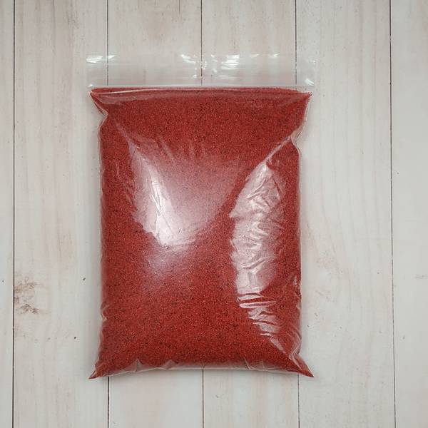 Red decorative quartz sand, 0.4-0.8 mm grain, 30 g pack.