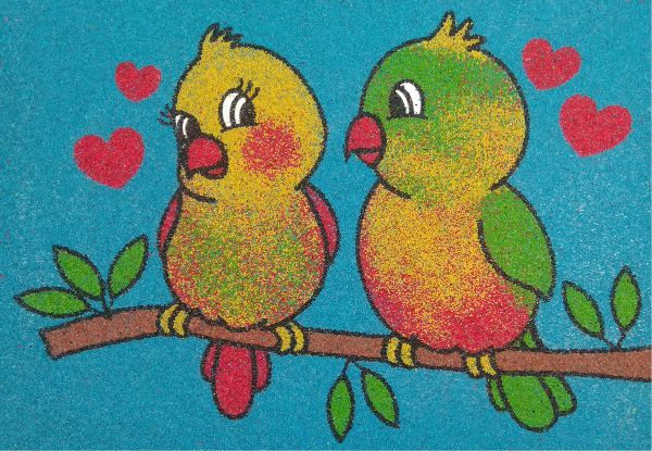 Colorful sand art of two lovebirds on a branch with hearts, titled "Szerelmes madarak homokkép".