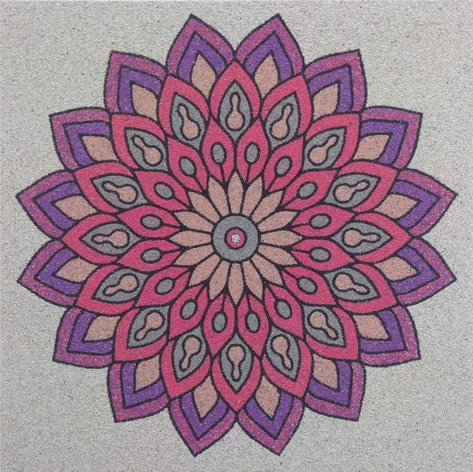 Mandala homokkép csomag részlet színes homokkal készült műalkotással.